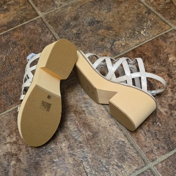 Matisse Cream Sandals with Strappy Design and Cushioned Sole - Picture 7 of 8